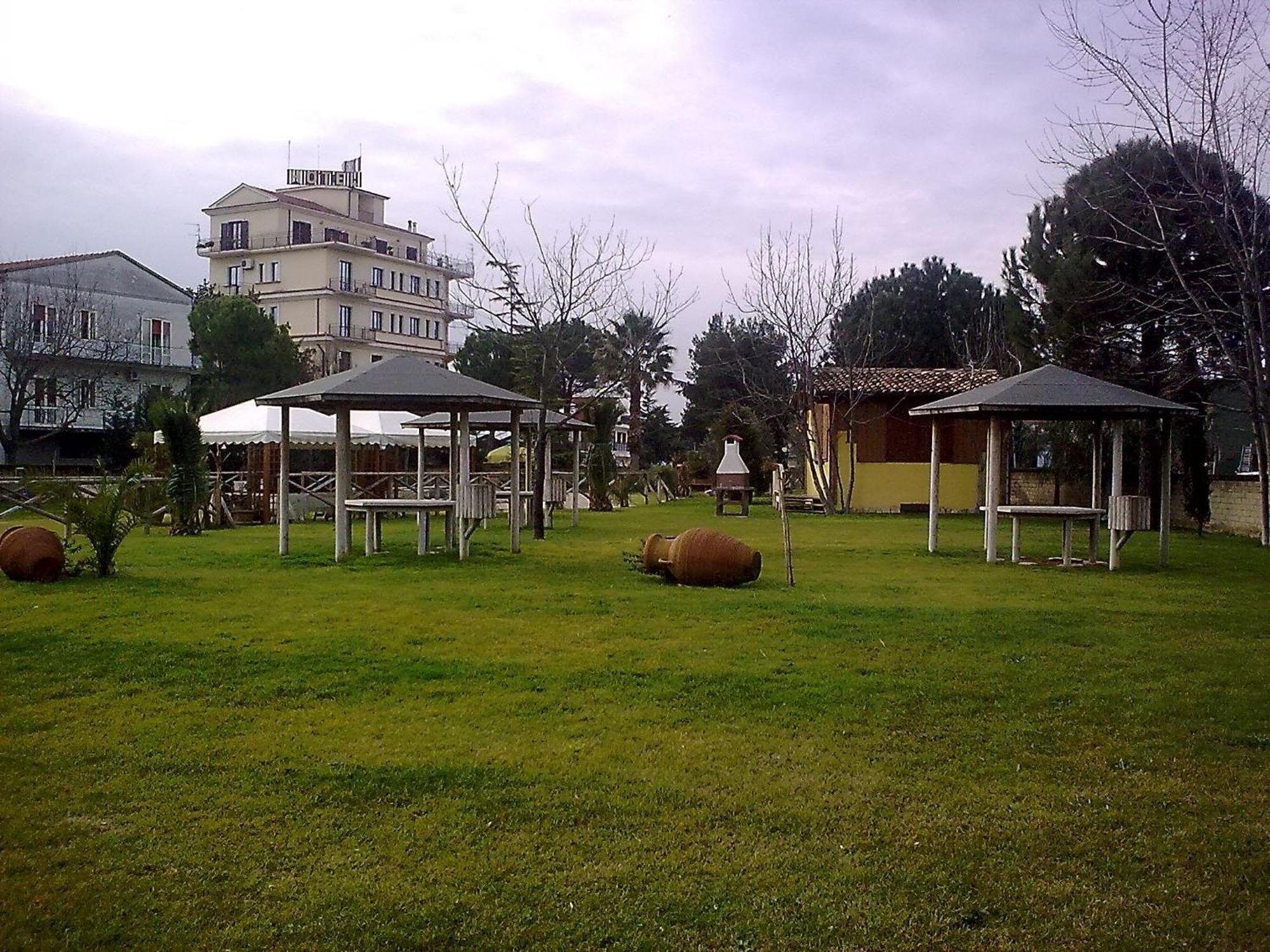 Hotel La Rotonda Cepagatti Exteriör bild