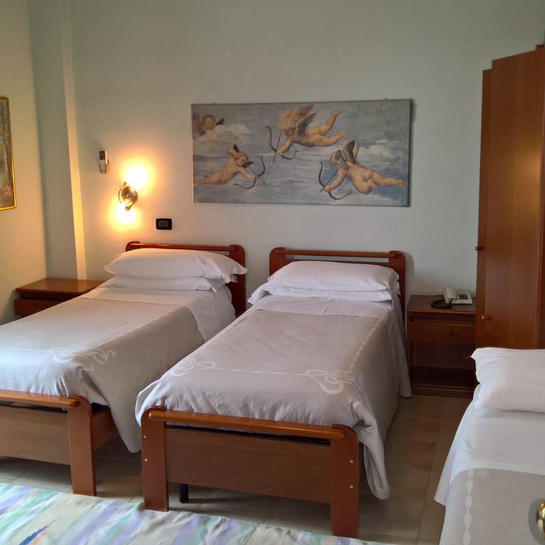 Hotel La Rotonda Cepagatti Exteriör bild