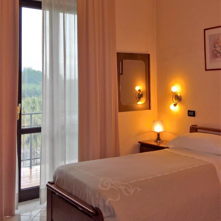 Hotel La Rotonda Cepagatti Exteriör bild